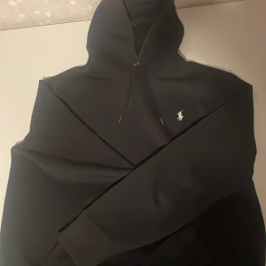  Ralph Lauren hoodie  - En Polo Ralph lauren hoodie i nyskick, finns inga tecken på användning🍋🍋😁