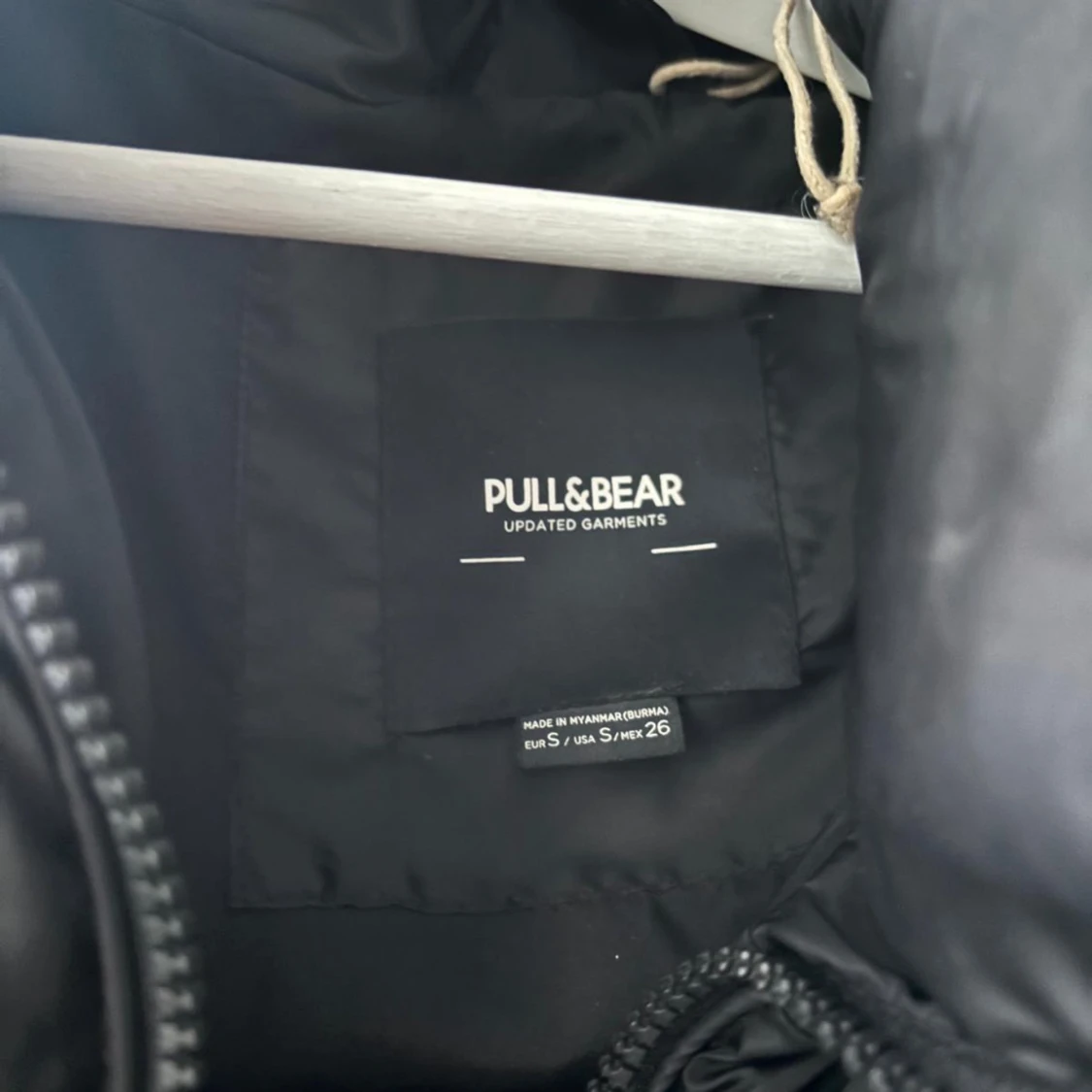 Svart och grön pufferjacka från Pull&Bear - 90