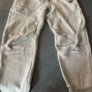 Nike tech fleece byxor - Grå Nike tech fleece byxor i fint skick stl M.