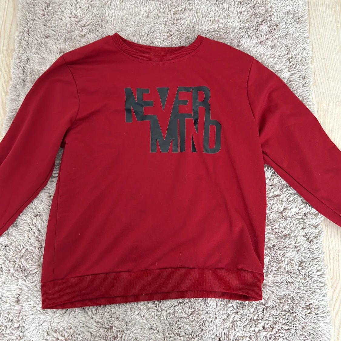 Röd sweatshirt med tryck