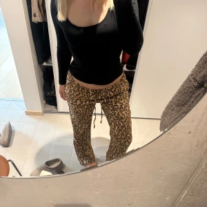 Leopardmönstrade byxor - Säljer ett par leopardmönstrade byxor i loose fit. Aldrig använda. Storlek S