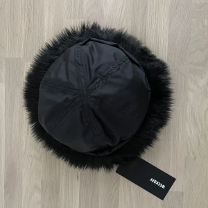 Mössa oanvänd - Supermysig mössa från Weekday i storlek M/L. Helt oanvänd med prislapp kvar!  100kr (nypris 300kr)