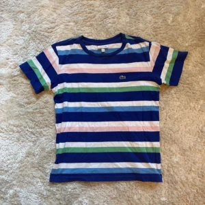 Randig Lacoste t-shirt - Storlek 152, bra skick, barn t-shirt barnkläder