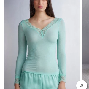 Mintgrön intimissimi tröja  - jätte fin intimissimi tröja inga defekter eller fläckar och är i bra skick jag köpte den från plick och den är änvänd ett fåtal gånger, kan diskutera pris och skriv om fler bilder💝💝💝