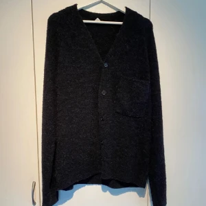 Stickad Cardigan - Riktigt cool textur | 8/10 skick | skriv för bud elr funderingar