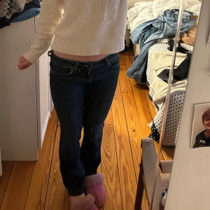 Mörkblå jeans - Snygga mörkblå jeans med låg midja samt bootcut från zara. De har en enkel design utan extra detaljer, vilket gör dem lätta att matcha med olika toppar. Köpta förra året och finns inte längre i zaras sortiment, köpta för 399 och är i bra skick med inga skavanker. Storlek 34 och passar mig som är 1,70 🥰🥰