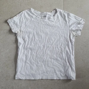 Vit T-Shirt - Vanlig vit tshirt i strlk XS från Lager 157, i 100% ekologisk bomull
