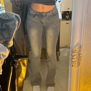 Blå jeans med bootcut - Snygga blå jeans med bootcut-stil och klassisk femficksdesign. De har en knapp och dragkedja framtill. Perfekta för en avslappnad look. Stretchiga och bekväma. Innerbenslängd: mellan 84-88 cm💗