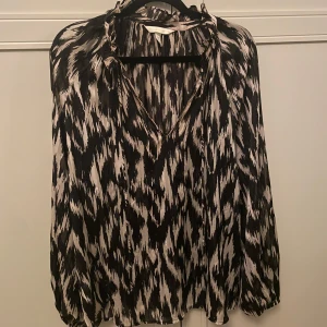 Mönstrad blis - Så fin blus från hm!!