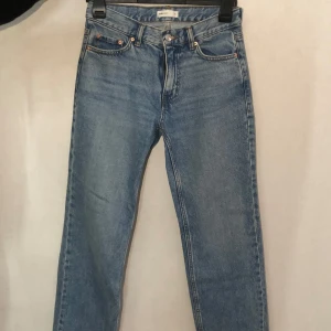 Blå jeans från Gina Tricot - ❗️TAR ENDAST EMOT SWISH, skriv t mig vid köp ❗️Snygga blå jeans från Gina Tricot. Använda många gånger men inget slutet på dom alls!🩵