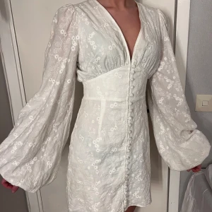 Adoore klänning - Superfin klänning ifrån Adoore i storlek 36. Endast använd på student och är som helt ny i övrigt. Modellen heter Florence Dress