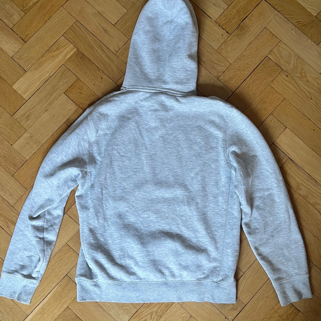 Grå hoodie från Russell Athletic - 1