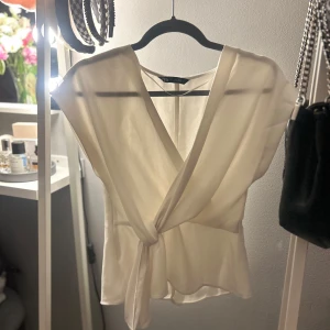 Knyblus från Zara - Superfin och eftertraktad knytblus från Zara💕 