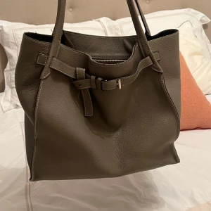 Väska - Väska från Massimo Dutti i grå färg perfekt för att få plats med dator i