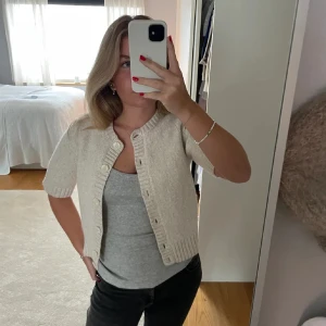 Vit kofta - Säljer en vit kofta från Baum Und Pfergarten! Som ny och säljer då den inte kom till användning!