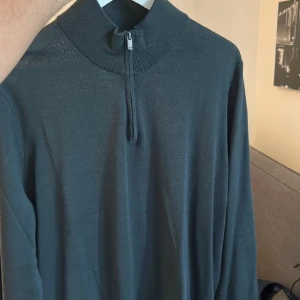 Grå tröja med dragkedja - Mörkgrön massimo duttii tunn haöf zip, för liten. Strlk L, 699 nypris