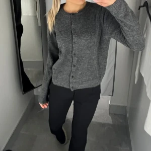 Grå kofta med knappar - Säljer en stilren grå kofta med knappar framtill. Oanvänd med prislapp! Parras mig som har S och är 175cm