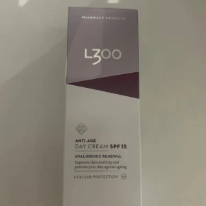 L300 Anti-Age Day Cream SPF 15 - L300 Anti-Age Day Cream med SPF 15 skyddar huden mot åldrande och förbättrar elasticiteten. Innehåller hyaluronsyra för att återfukta och ge en mjukare hud. Perfekt för daglig användning med UVA/UVB-skydd.