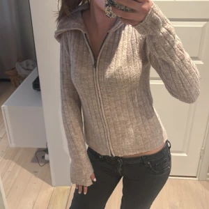 Beige kofta - Säljer den här jätte sköna och tunna koftan som har en luva