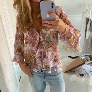 Zara blus - Säljer den här super snygga blusen ifrån Zara. Den är helt oanvänd och har inga defekter! ❤️