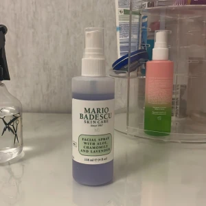 Facial Spray med Aloe, Kamomill och Lavendel från Mario Badescu - En uppfriskande face mist från Mario Badescu med aloe, kamomill och lavendel. Perfekt för att återfukta och lugna huden under dagen. Kommer i en praktisk sprayflaska på 118 ml.
