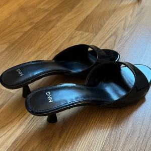 Svarta kitten heels - Söta kitten heels från Mango. Strl 38 men hade nog passat 37 bättre. Endast testade!🌼 