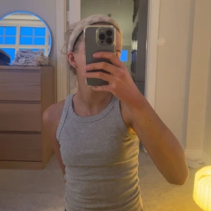 Basic ribbat linne från GinaTricot - Basic med snyggt ribbat linne från GinaTricot. Passar perfekt till skolan/jobbet under en kofta eller som den är💋💋