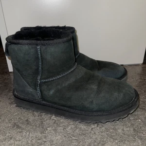 Svarta UGG classic mini II - Säljer svarta boots från UGG classic mini II i storlek 40,  dam. Ok skick, inga hål eller skador. 