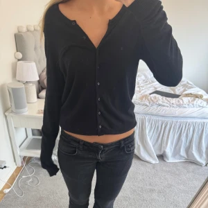 Svart kofta - Säljer en svart kofta med knappar🩷