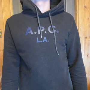 APC hoodie - Tvär fet APC hoodie med otrolig kvalité! Relativt tung hoodie som gör det as skönt till vintern. Texten är blå. Hör av er vid fler frågor eller funderingar! 