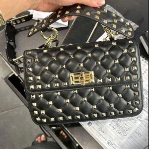 Svart handväska med nitar - Valentino liknande väska i äkta läder!❤️