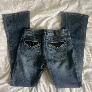 Lågmidjade vintage Guess jeans - sjukt snygga vintage guess jeans med supercoola detaljer på bakfickan. är både lågmidjade och bootcut. 🤩är i toppenskick förutom en defekt på jeanslappen (se bild 5). 💗