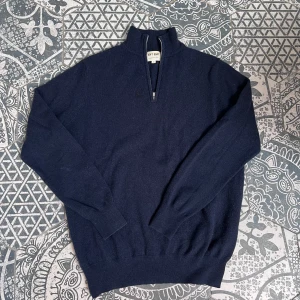 Soft Goat - 100% Kashmir half zip - Säljer en stilren tröja från Soft Goat! | Använd men i mycket fint skick! | 100% Kashmir | Stl: S passar mer XS! | Nypris: 2695 :- | Passar både till vardag och mer uppklädda tillfällen! | Vid frågor eller funderingar finns jag i DM! 📩Mvh CVB Closet