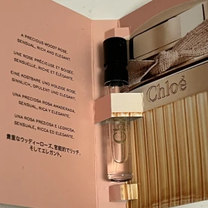 Chloé Absolu de Parfum 1.2ml - En elegant och sensuell doft från Chloé, Absolu de Parfum, i en praktisk liten sprayflaska. Tagit ett sprut. Köp helst i en bundle 
