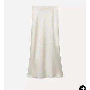 Beige långkjol i satin zara - Satinkjol från zara❤️Elegant beige långkjol i satin som ger en lyxig känsla. Perfekt för en stilren look! Ny med lappen kvar!