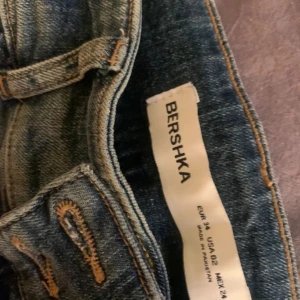 Blå jeans från Bershka - Snygga blå jeans från Bershka som är bootcut, nya utan prislapp då jav drog av den men dom är aldrig använda, testade en gång och köpta i Spanien på bershka sitter super fint och är fina, PRIS KAN DISKUTERAS!!!!!! så bara att skriva 💗💕