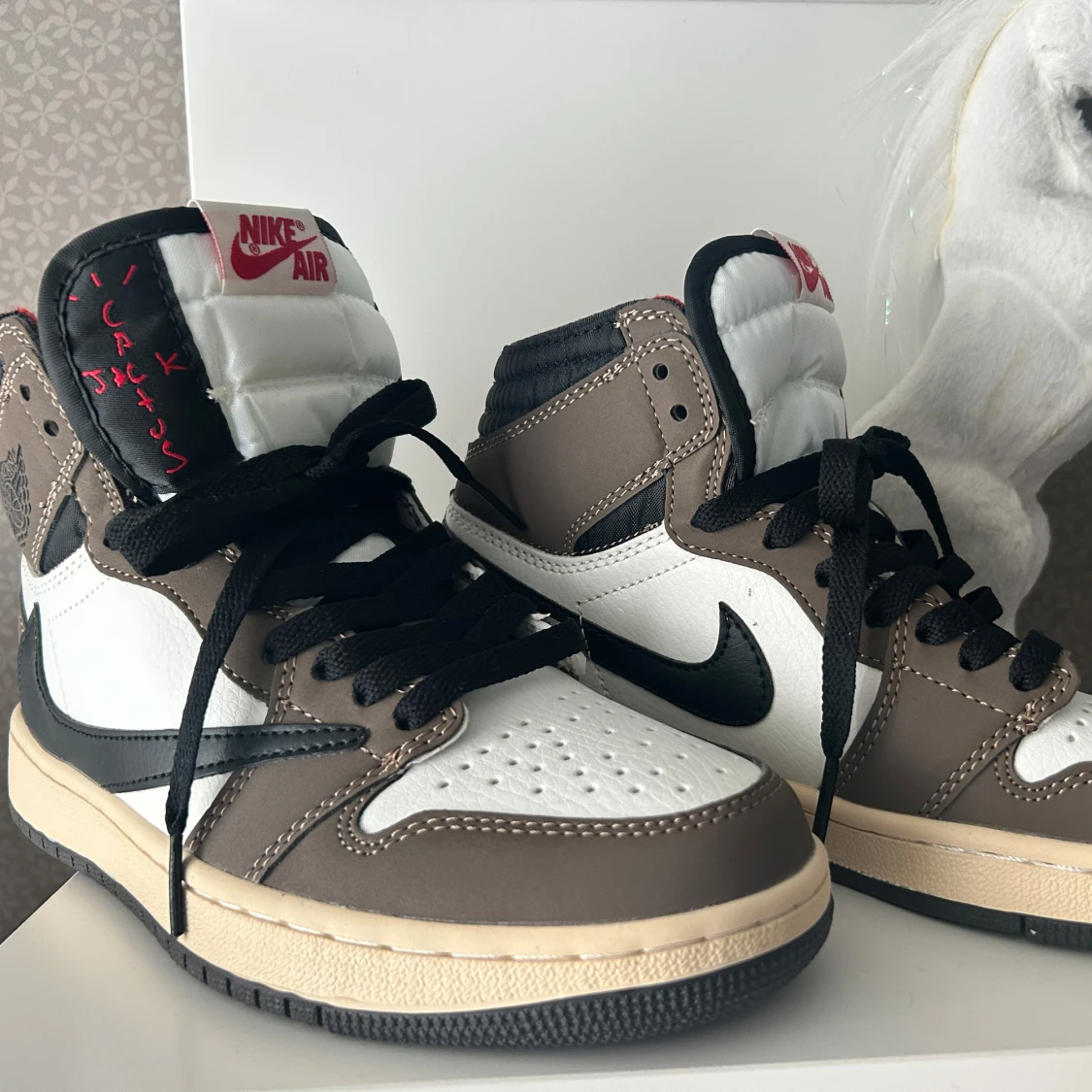 Nike Air sneakers i brunt och vitt, Travis Scott