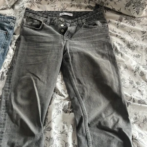 Grå jeans från Zara - Snygga grå jeans från Zara!! Midwaist i storlek 36