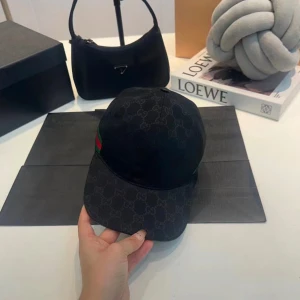 Svart Gucci CANVAS  - SVART GUCCI CANVAS KEPS, ANVÄND 1 GÅNG INTE MER ÄN DET OCH ÄR I DENS BÄSTA SKICK, PRISET KAN DISKUTERAS, STORLEK S/M