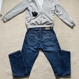 Nudie Jeans  I  Dude Dan - Säljer dessa sällsynta skitfeta Nudie jeans med tvär fet wash, sitter otroligt bra och är i nästan helt nytt skick. Nypris 1400kr, skriv vid frågor. Pris kan diskuteras!