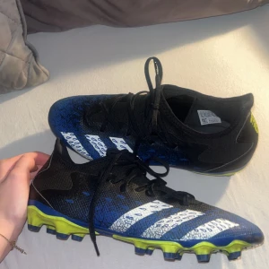 Adidas Predator fotbollsskor - Säljer dessa nästan helt nya fotbollsskor då jag slutat med sporten. De är i superfint skick och nästan aldrig använda!! Nypriset låg på ungefär 1000kr💕💕Skriv för fler frågor eller funderingar!!
