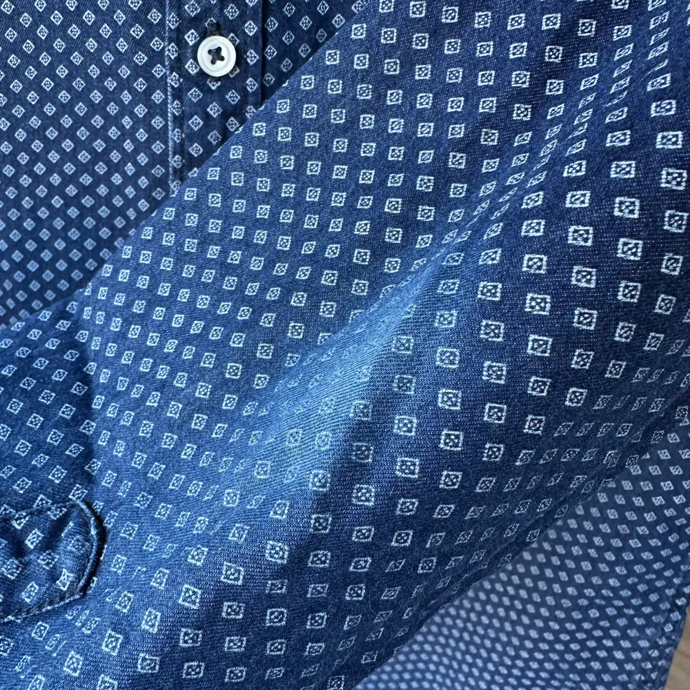 Denimskjorta från East West. Slim fit, storlek S. 100% bomull. Fint skick, blekta armbågar. Dold button down. Jag säljer många skjortor i samma storlek, kolla gärna på mina övriga annonser för att skapa ett paket. Axelbredd: 43 cm Längd: 70 cm Casual skjorta, smart.. Paidat.