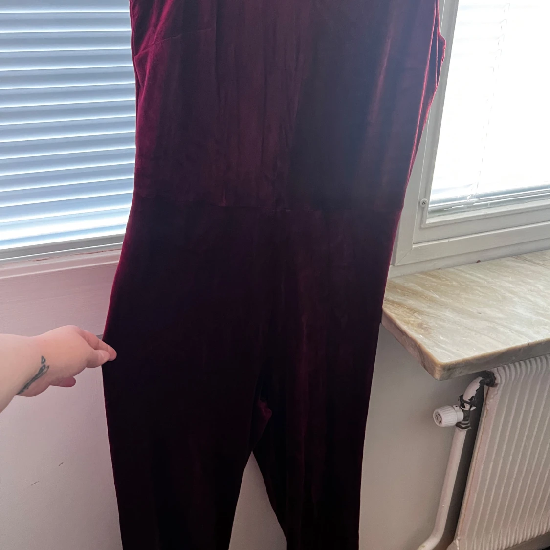 Vinröd ärmlös byxdress från First Class Party - 1