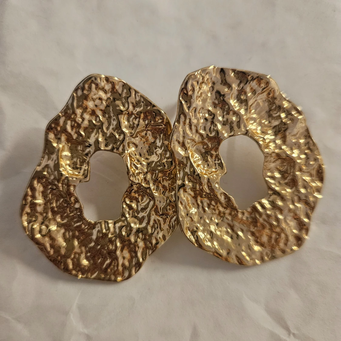 Guldiga abstrakta örhängen