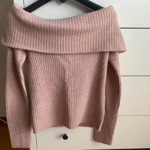 Rosa ribbad offshoulder tröja - Stickad tröja från H&M i storlek S. 