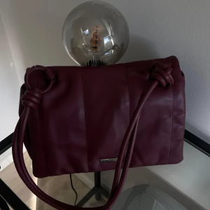 Vinröd axelväska från Wittchen - Snygg vinröd axelväska i skinn från Wittchen💗 Bredd: 28cm, djup: 8cm, höjd: 17cm. (Skriv för fler bilder)💗