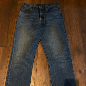 Levis 501 - Blåa 501 Levis jeans med fransar ned till. Köpa för ett par år sedan men använda sparsamt så dom är i nyskick. W28 L28