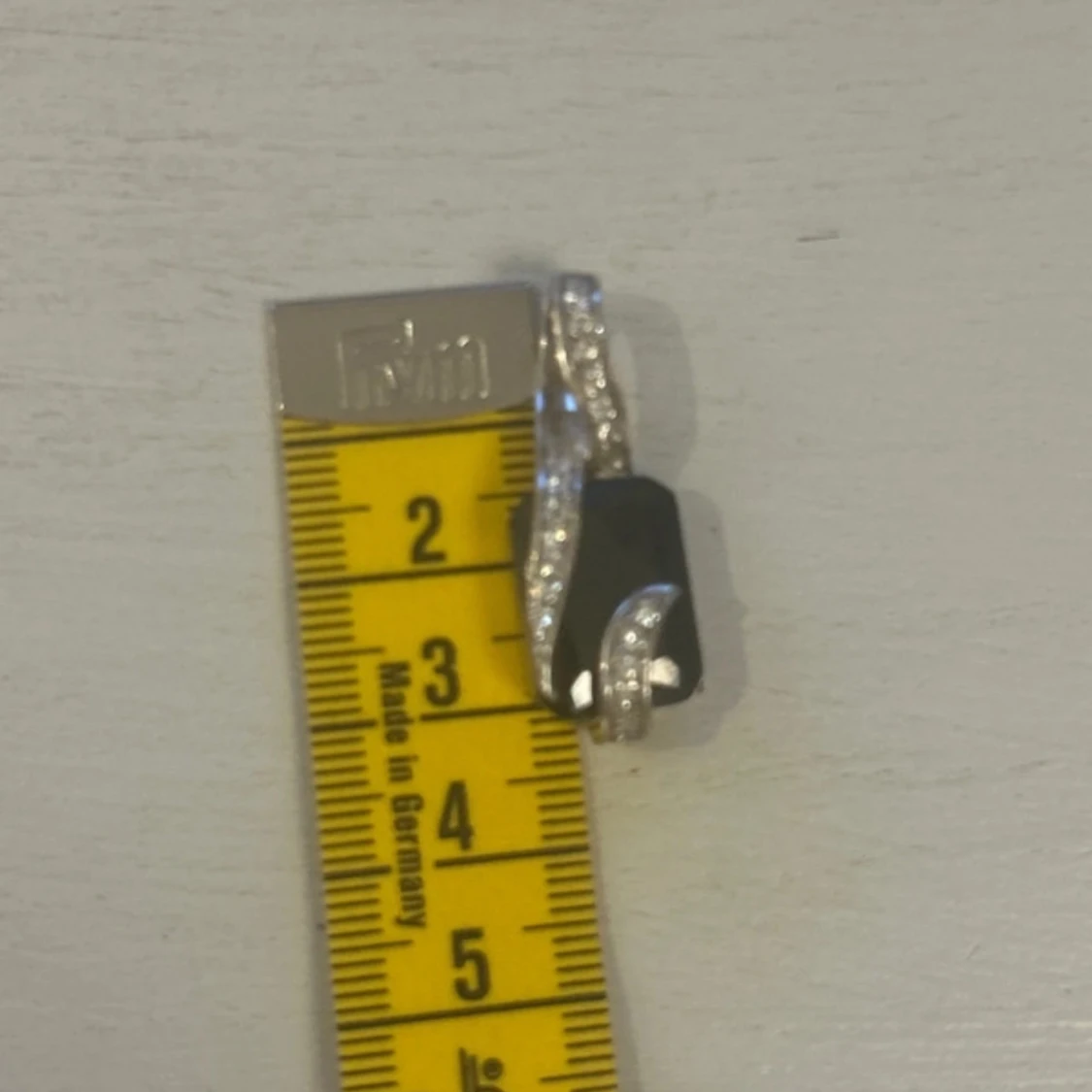 Silverfärgat hänge med svart sten - 3