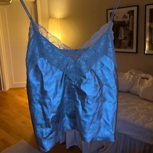 Fest topp zara - Supersnyggt glitter/skimmer linne från Zara!! Jättebra skick🥰M men passar xs/s också