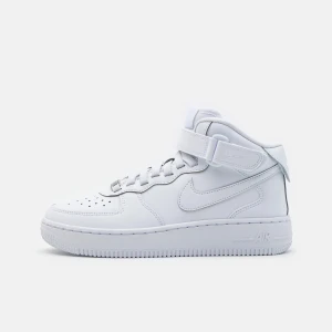 Air Force 1 Mid - Ett par vita Nike Air Force 1 Mid, de är använda men fortfarande i ett fint skick.